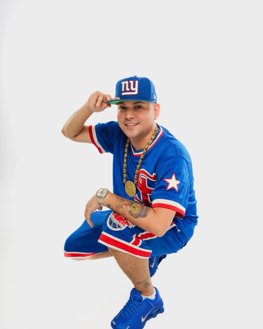 DJ Tao con gorra y equipo azul de los New York Giants